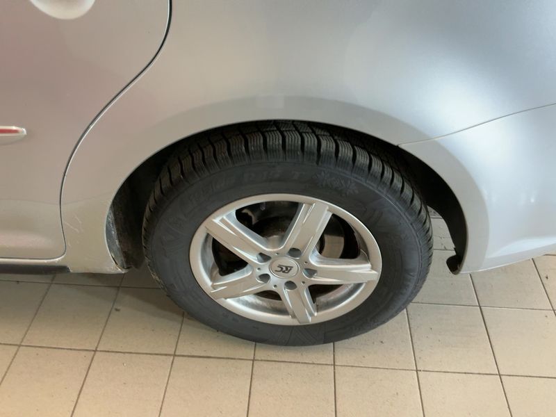 Volkswagen Touran 1.6 TDI Highline BlueMotion Tech 2011 – снимка 5