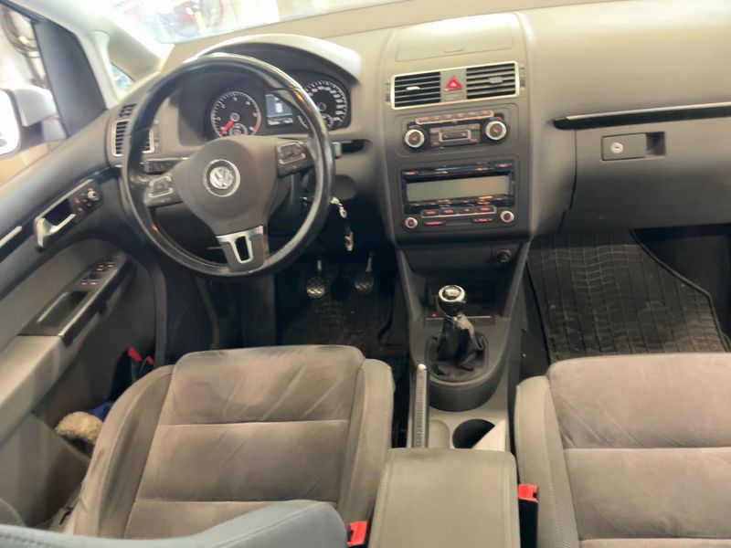 Volkswagen Touran 1.6 TDI Highline BlueMotion Tech 2011 – снимка 17