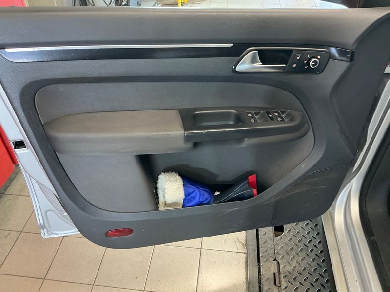 Volkswagen Touran 1.6 TDI Highline BlueMotion Tech 2011 – снимка 38