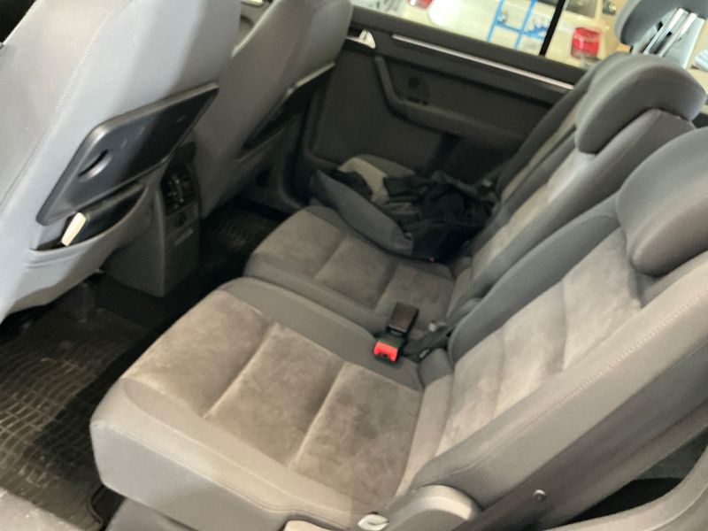 Volkswagen Touran 1.6 TDI Highline BlueMotion Tech 2011 – снимка 37