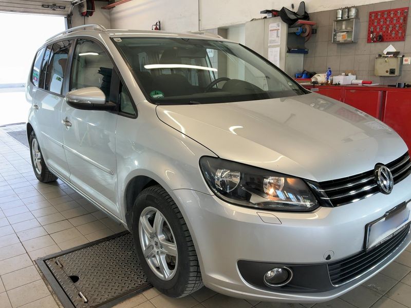 Volkswagen Touran 1.6 TDI Highline BlueMotion Tech 2011 – снимка 12