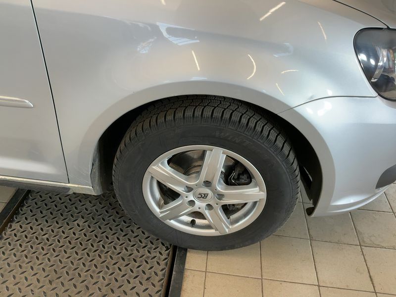 Volkswagen Touran 1.6 TDI Highline BlueMotion Tech 2011 – снимка 11