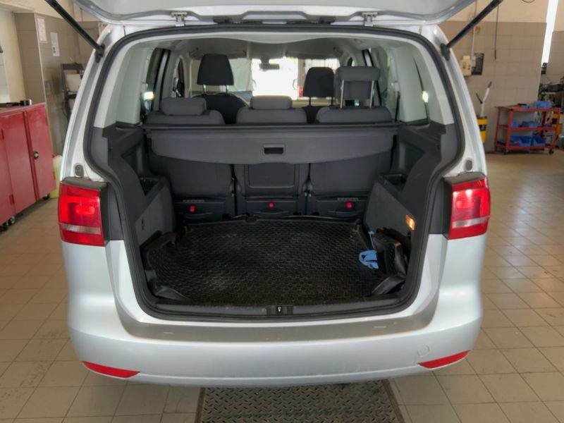 Volkswagen Touran 1.6 TDI Highline BlueMotion Tech 2011 – снимка 15