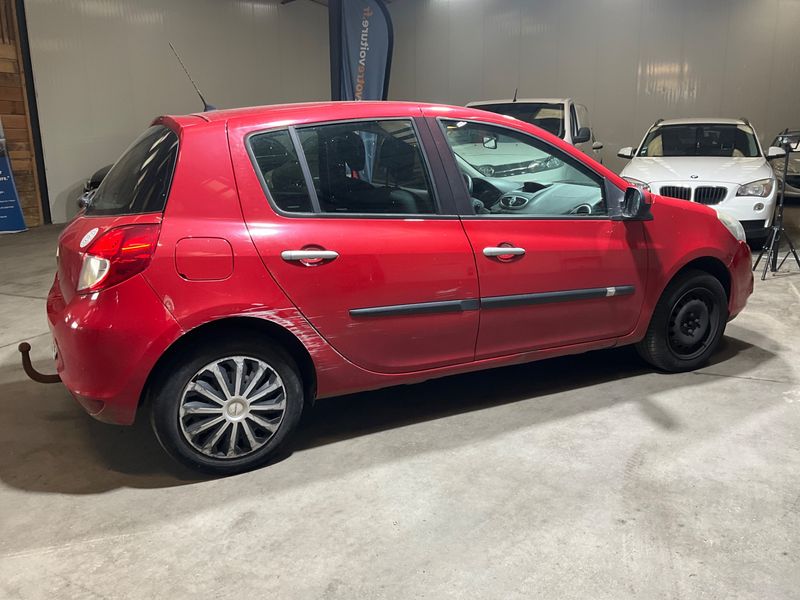 Renault Clio 1.5 dCi Expression Clim 2010 – снимка 2