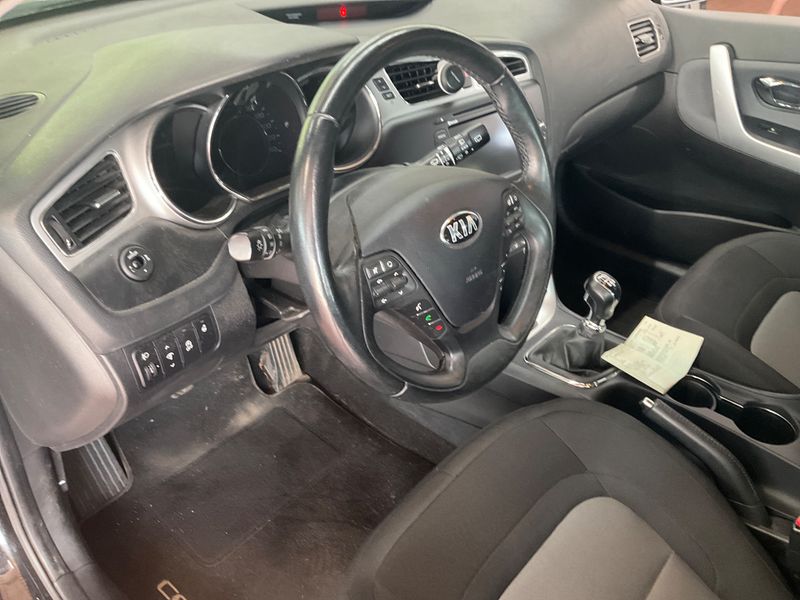 Kia cee'd 1.6 CRDi Dream Team 2015 – снимка 31