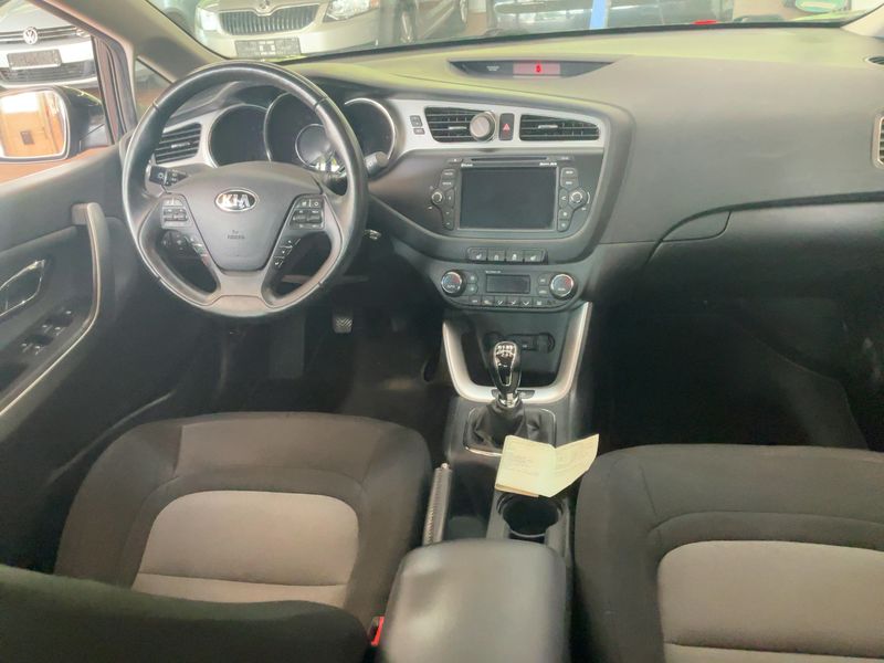 Kia cee'd 1.6 CRDi Dream Team 2015 – снимка 17