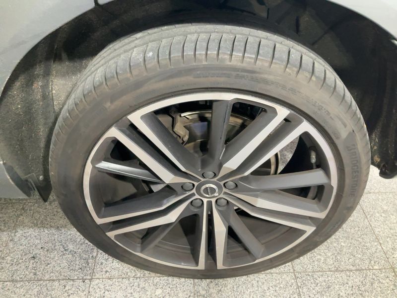 Volvo XC60 2.0 T8 Plug-in Hybrid R-Design AWD 2018 – снимка 5