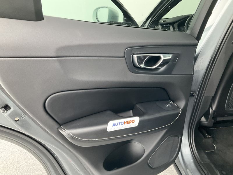 Volvo XC60 2.0 T8 Plug-in Hybrid R-Design AWD 2018 – снимка 22