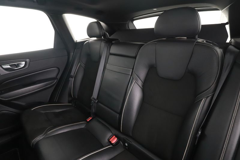 Volvo XC60 2.0 T8 Plug-in Hybrid R-Design AWD 2018 – снимка 19
