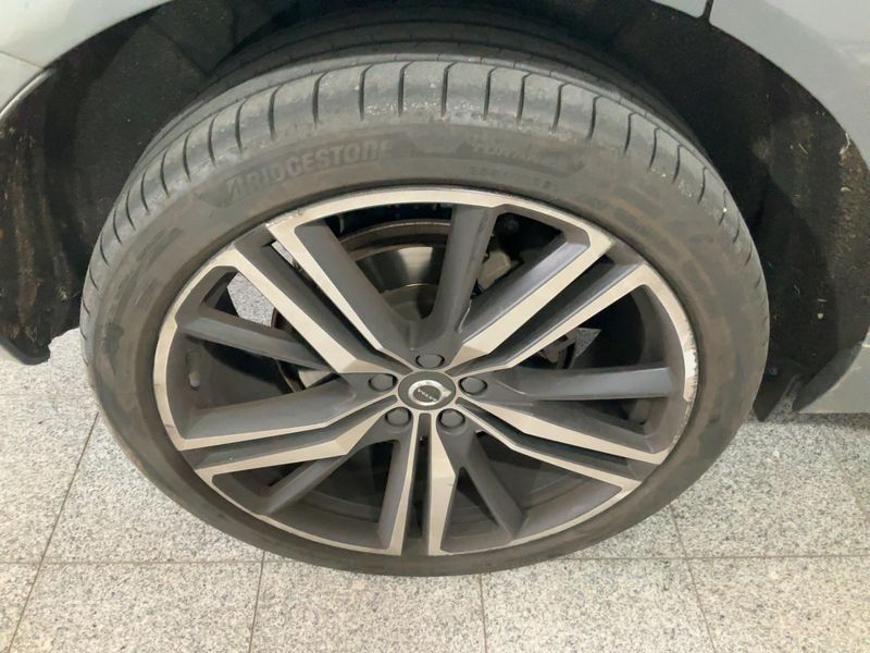 Volvo XC60 2.0 T8 Plug-in Hybrid R-Design AWD 2018 – снимка 9