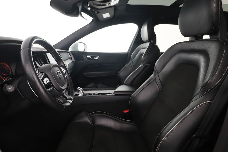 Volvo XC60 2.0 T8 Plug-in Hybrid R-Design AWD 2018 – снимка 16