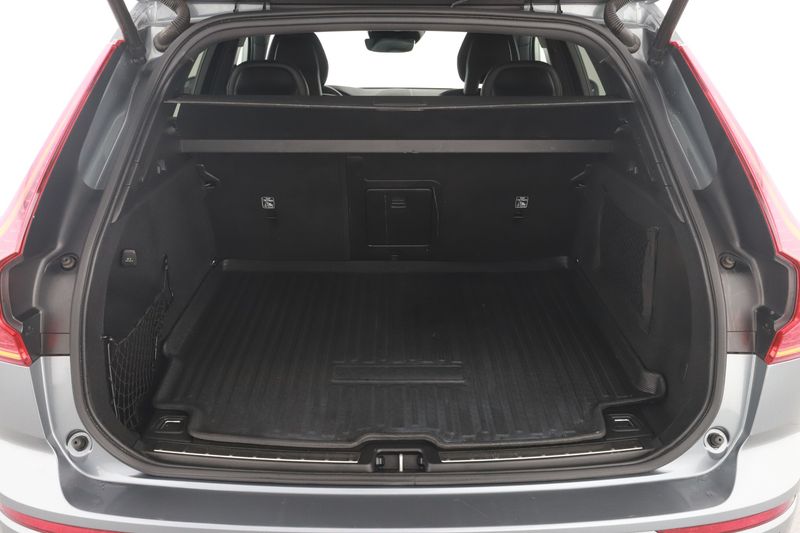 Volvo XC60 2.0 T8 Plug-in Hybrid R-Design AWD 2018 – снимка 15