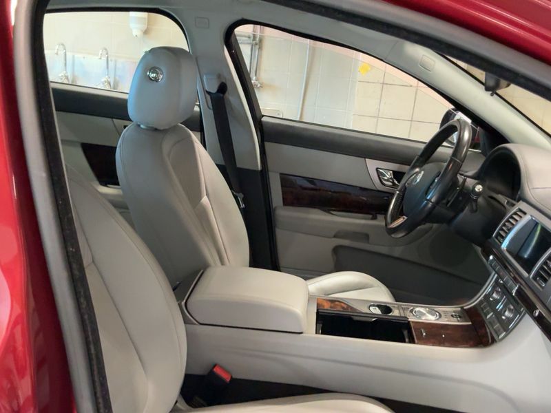 Jaguar XF 3.0 D V6 Luxury 2011 – снимка 17