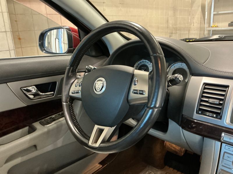 Jaguar XF 3.0 D V6 Luxury 2011 – снимка 21