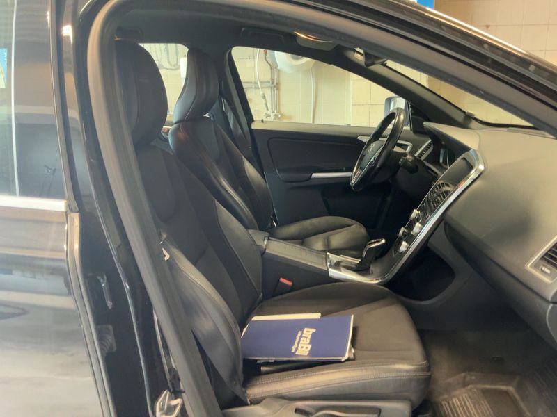 Volvo XC60 2.4 D4 Momentum AWD 2017 – снимка 17