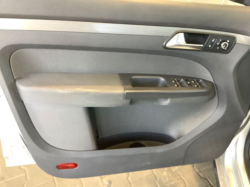 Volkswagen Touran 1.4 TSI CrossTouran 2011 – снимка 27