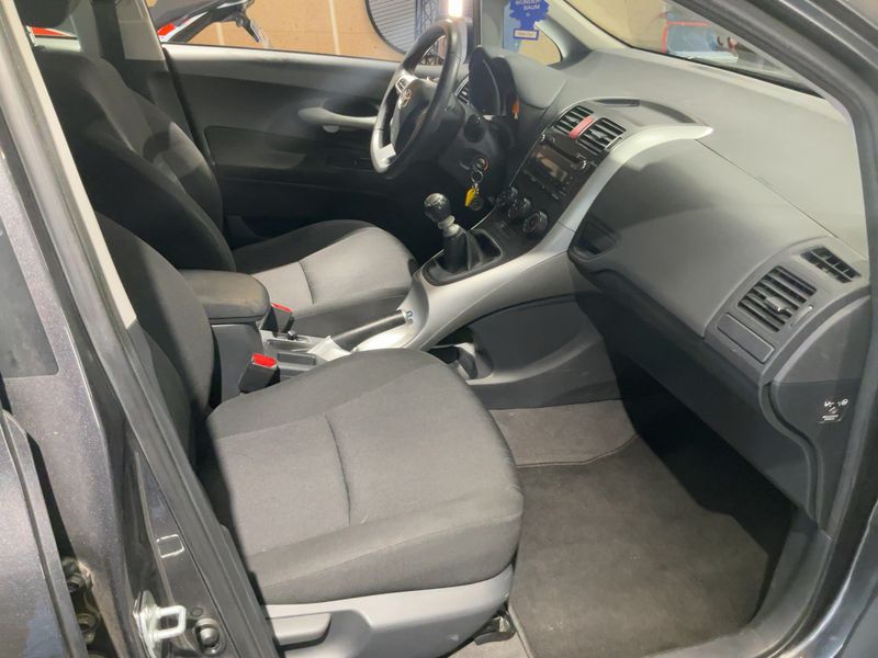 Toyota Auris 1.3 Basis 2012 – снимка 17
