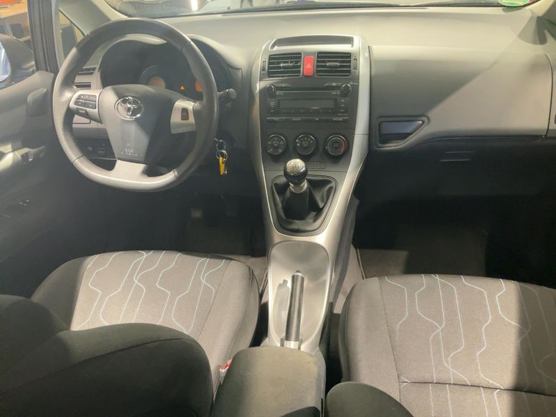 Toyota Auris 1.3 Basis 2012 – снимка 18