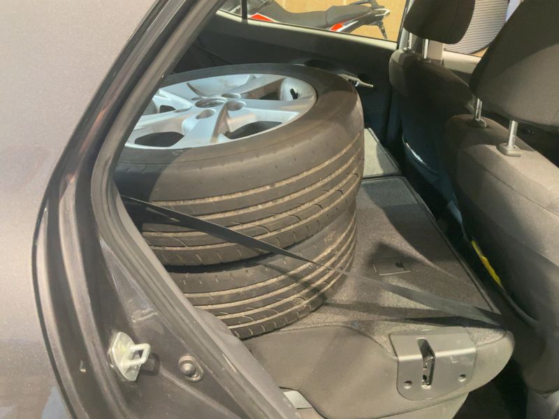 Toyota Auris 1.3 Basis 2012 – снимка 20