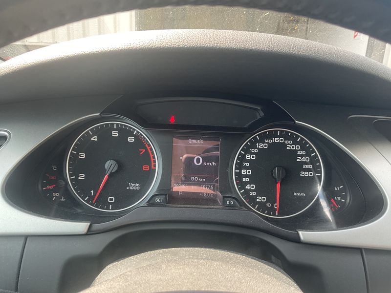 Audi A4 3.2 V6 FSI quattro Attraction 2009 – снимка 4