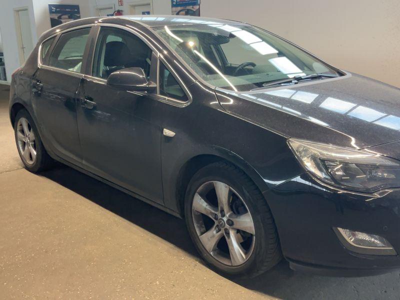 Opel Astra 1.6 Sport 2011 – снимка 12