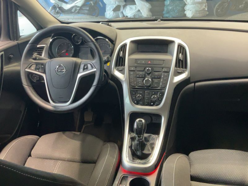 Opel Astra 1.6 Sport 2011 – снимка 18