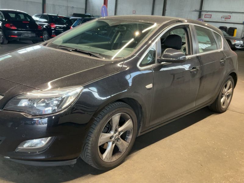 Opel Astra 1.6 Sport 2011 – снимка 2