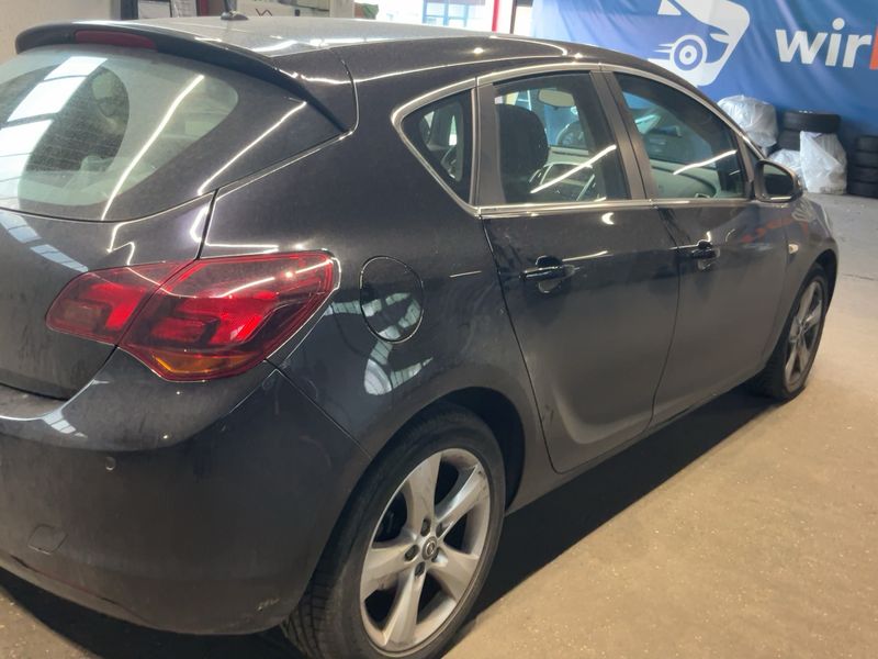 Opel Astra 1.6 Sport 2011 – снимка 8