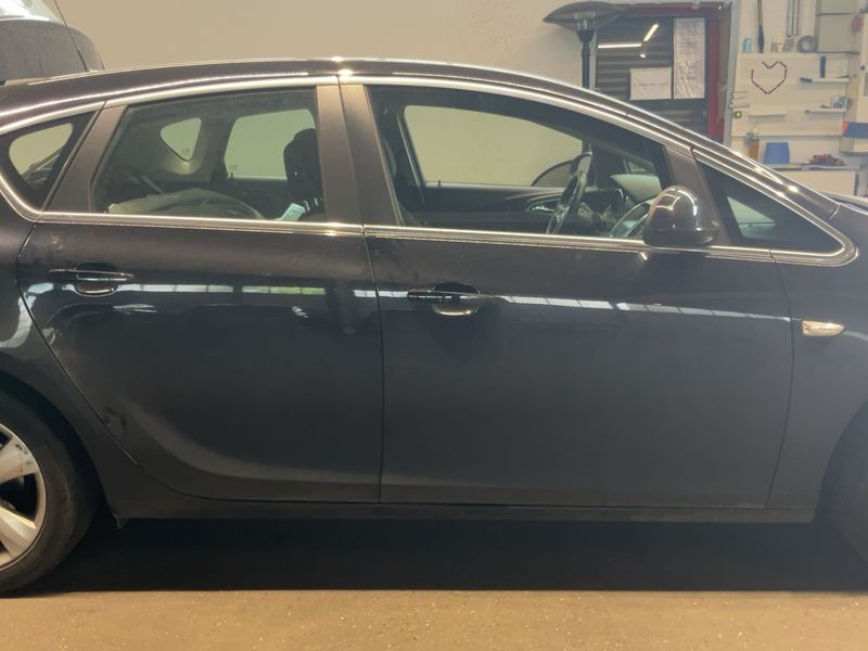 Opel Astra 1.6 Sport 2011 – снимка 10