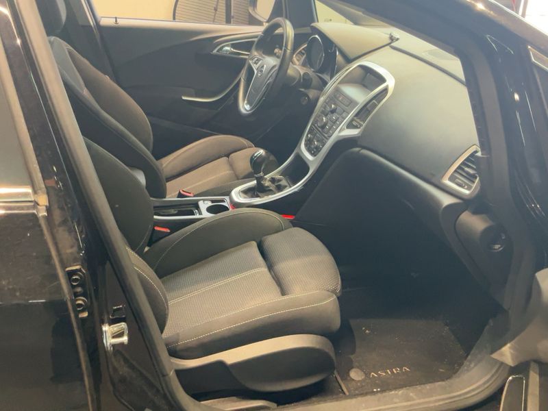 Opel Astra 1.6 Sport 2011 – снимка 17