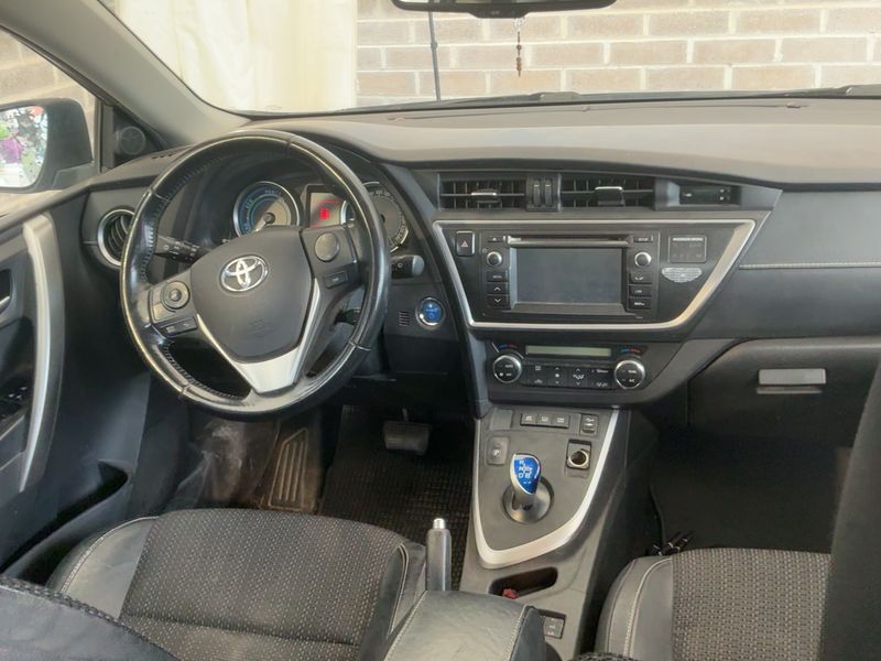 Toyota Auris 1.8 Hybrid Lounge 2013 – снимка 17