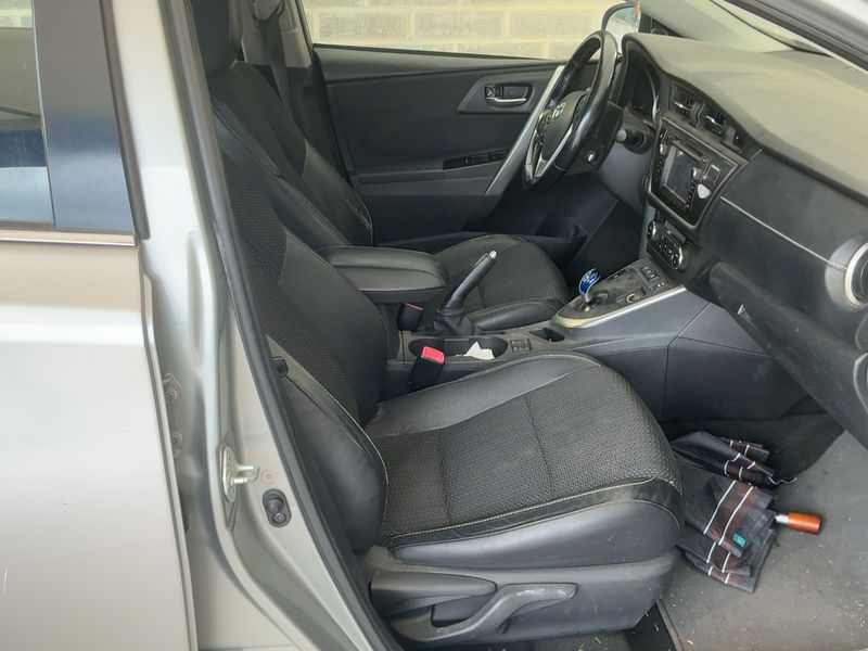 Toyota Auris 1.8 Hybrid Lounge 2013 – снимка 16