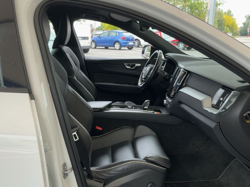 Volvo XC60 2.0 B4 Diesel Mild-Hybrid R Design AWD 2021 – снимка 16