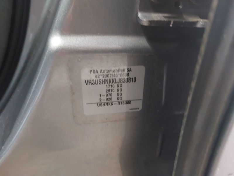 Peugeot 2008 1.2 PureTech Allure Business 2020 – снимка 19