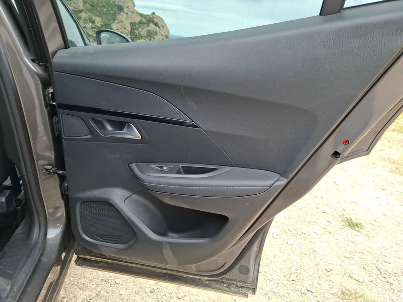 Peugeot 2008 1.2 PureTech Allure 2020 – снимка 44