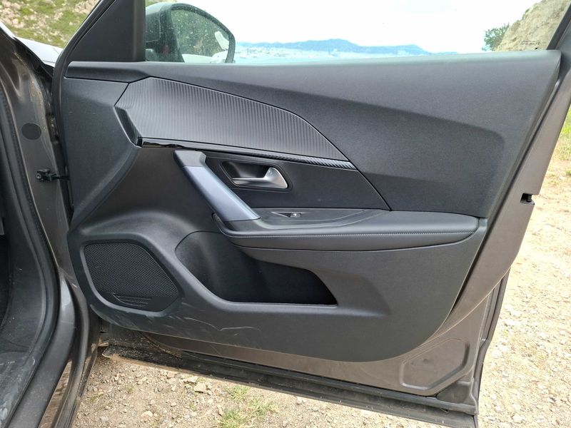 Peugeot 2008 1.2 PureTech Allure 2020 – снимка 37