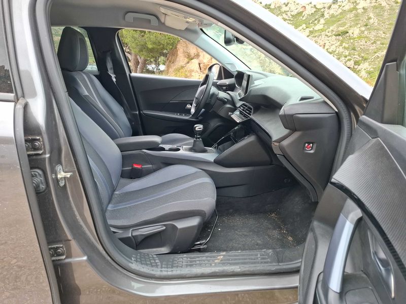 Peugeot 2008 1.2 PureTech Allure 2020 – снимка 10