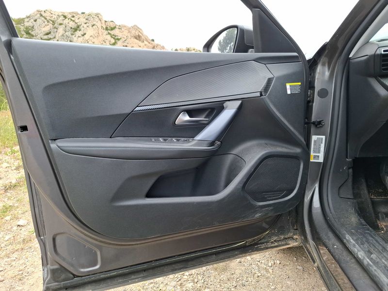 Peugeot 2008 1.2 PureTech Allure 2020 – снимка 55