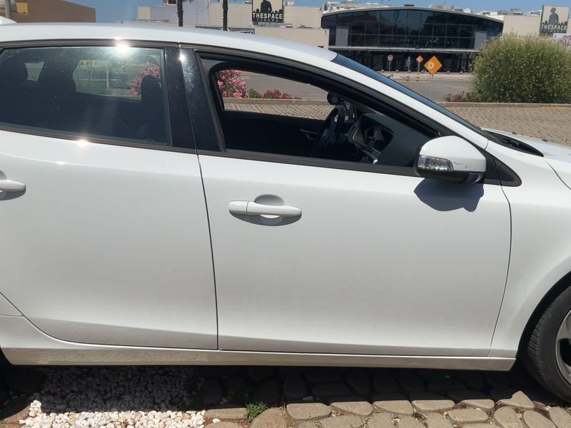 Volvo V40 2.0 D2 Kinetic 2016 – снимка 10