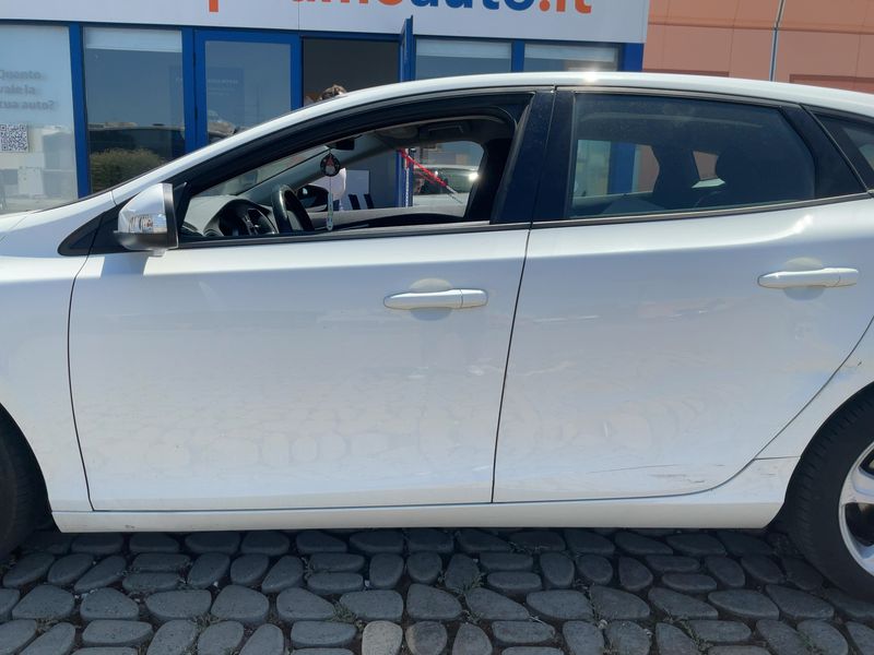 Volvo V40 2.0 D2 Kinetic 2016 – снимка 4