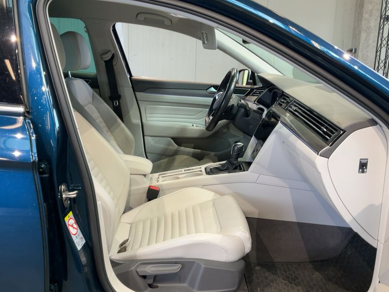 Volkswagen Passat Alltrack 2.0 TDI 4Motion 2022 – снимка 16