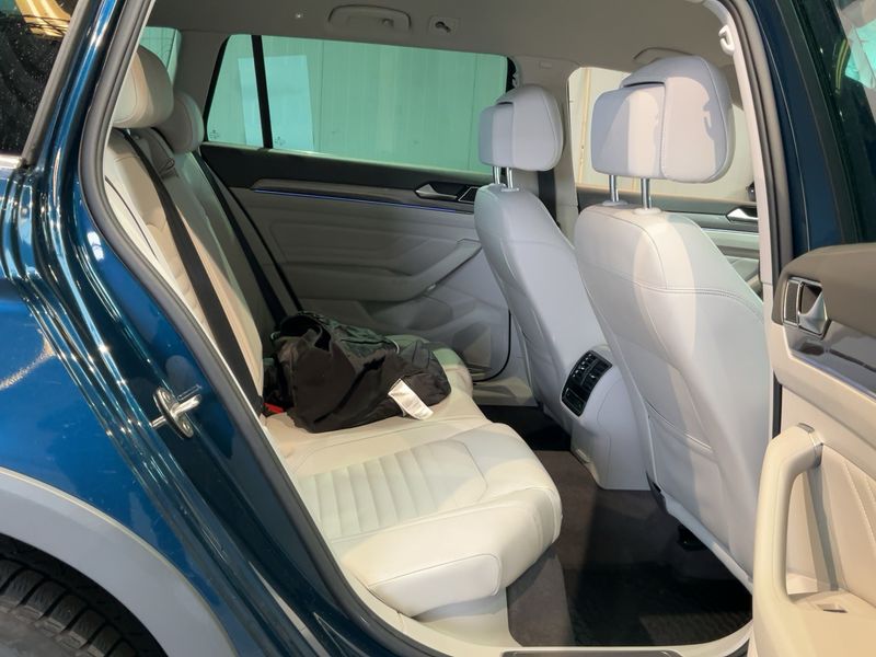 Volkswagen Passat Alltrack 2.0 TDI 4Motion 2022 – снимка 19
