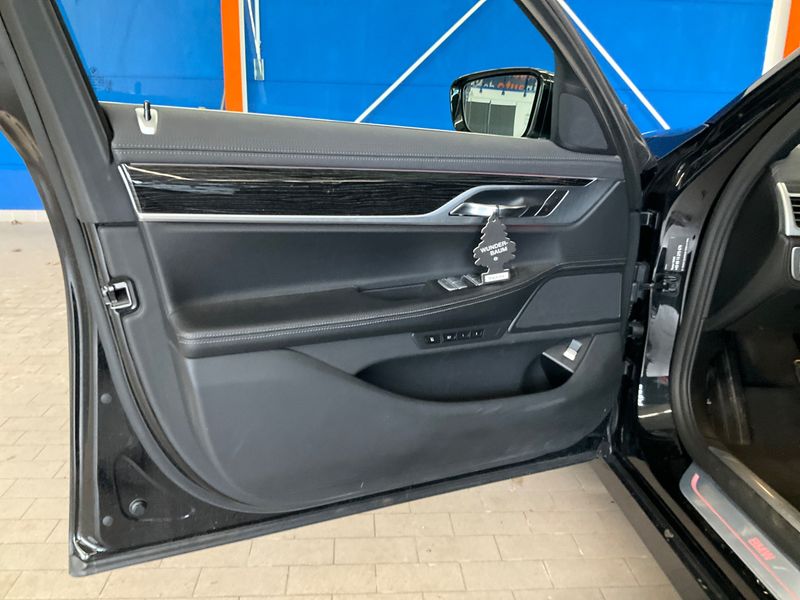BMW 7er 740i 2018 – снимка 25
