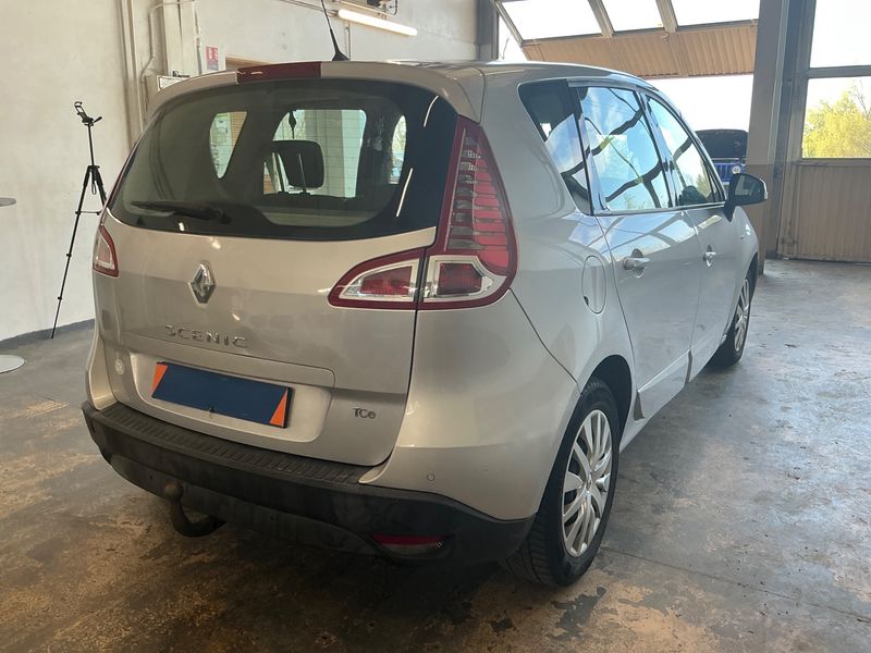 Renault Scenic 1.4 TCe BOSE Edition 2011 – снимка 2