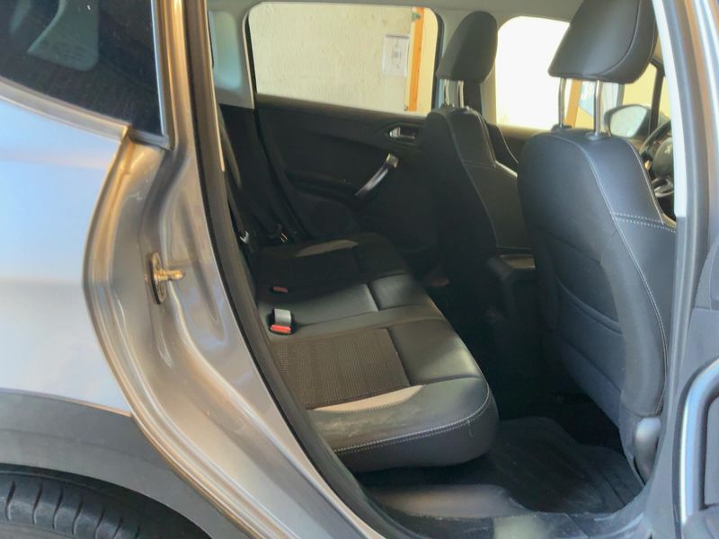 Peugeot 2008 1.2 PureTech Allure 2017 – снимка 19
