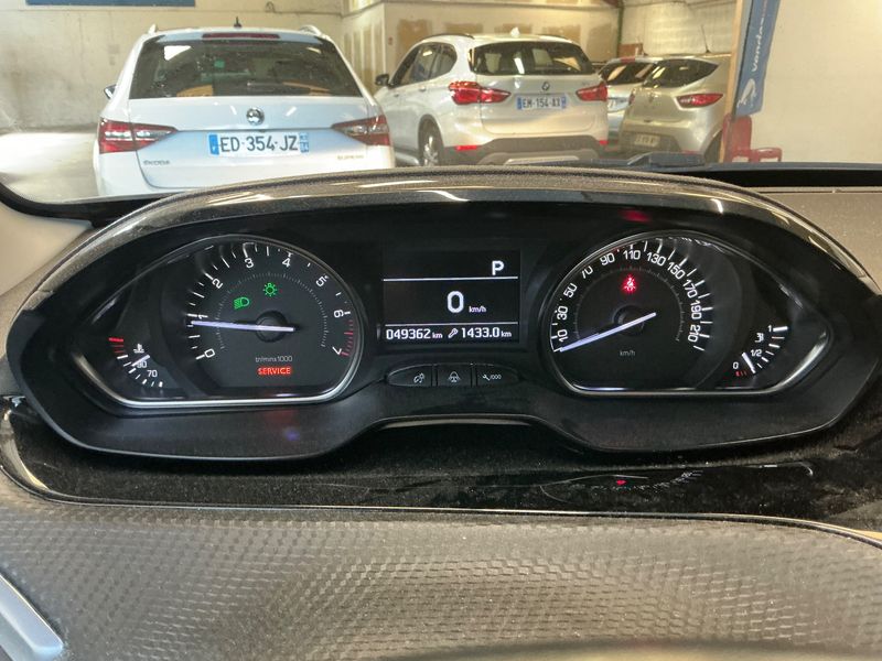 Peugeot 2008 1.2 PureTech Allure 2017 – снимка 18