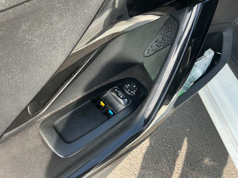 Peugeot 208 1.6 HDi Active Auto Ecole 2015 – снимка 40
