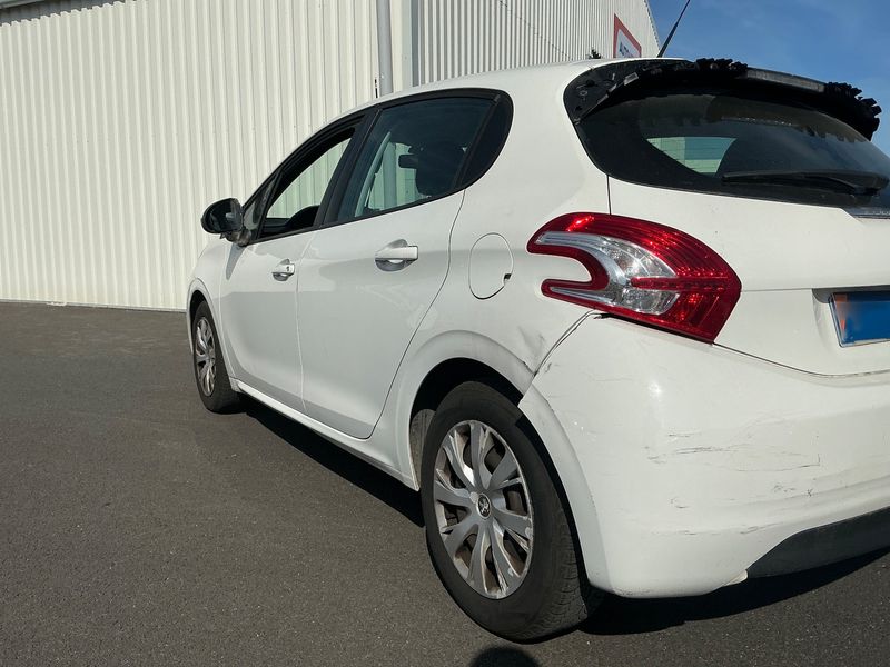 Peugeot 208 1.6 HDi Active Auto Ecole 2015 – снимка 6