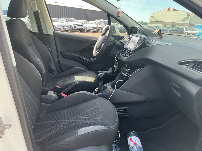 Peugeot 208 1.6 HDi Active Auto Ecole 2015 – снимка 16