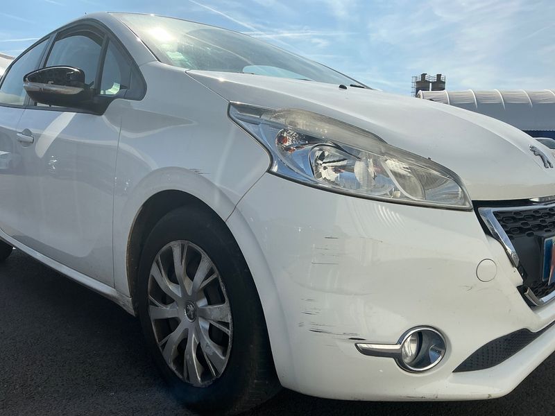 Peugeot 208 1.6 HDi Active Auto Ecole 2015 – снимка 12